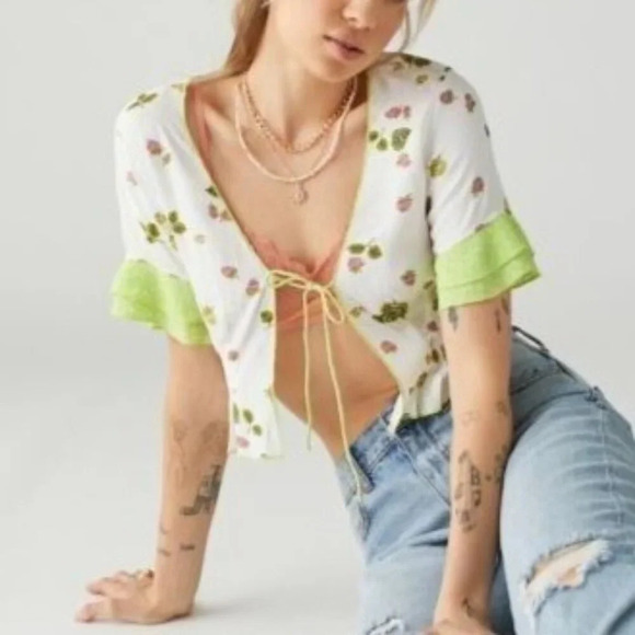 Urban Outfitters Nene Printed Tie Front Strawberry Short Sleeve Top Butterfly - Picture 1 of 8